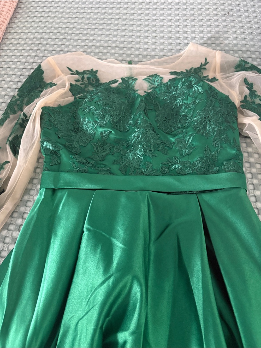 Women’s Green Lace Bodice Satin Skirt Formal Dress with Sheer Sleeves